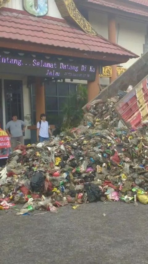 Residents Send 4 Garbage Trucks to the Office of the Regent and the Sintang Regional House of Representatives, Here’s Why