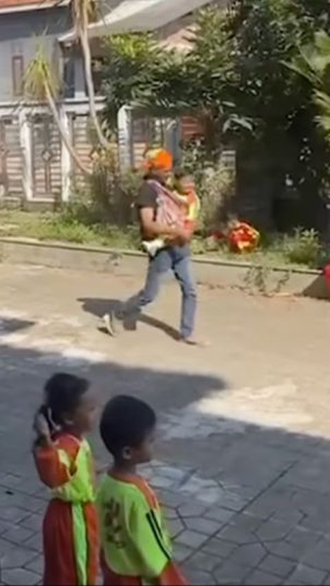 Becoming the Only Male Participant in the Child Carrying Competition, This Father Makes the Netizens 'Melt'