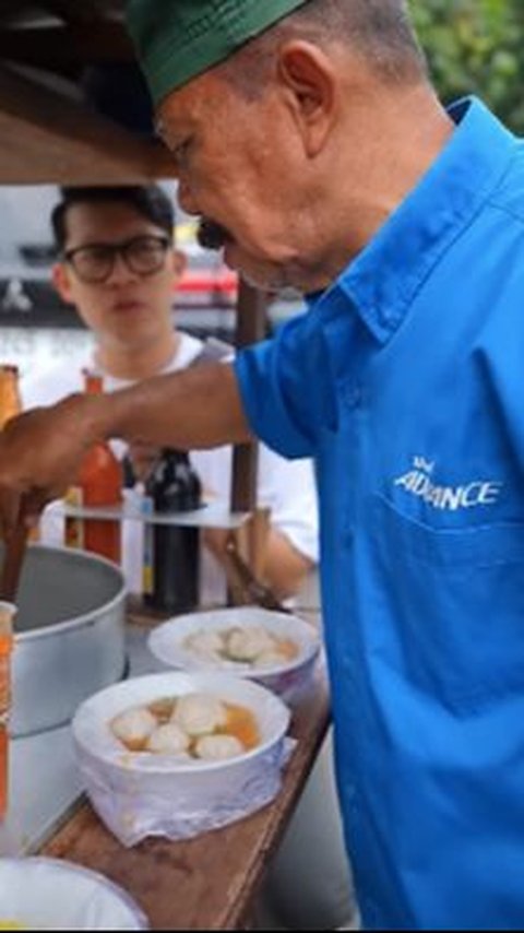 Reaksi Tukang Bakso Dagangannya Mendadak Diborong Pria Tak Dikenal, Sampai Ngaku Merinding