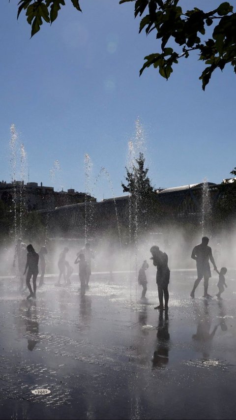 FOTO: Terpanggang Gelombang Panas, Warga Spanyol Ramai-Ramai Mandi di Air Mancur Taman Kota Madrid