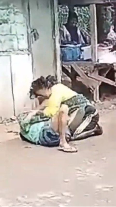 Viral: 2 Grandmothers Involved in a Love Triangle Leading to a Fight in the Middle of the Market, Pulling Each Other's Hair and Falling Over