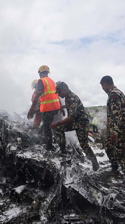 FOTO: Begini Kondisi Pesawat Saurya Airlines yang Jatuh dan Terbakar di Nepal, Tewaskan 18 Penumpang