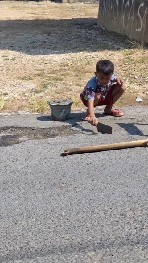 Moment of the Boy Patching a Pothole, Makes Netizens Salute!