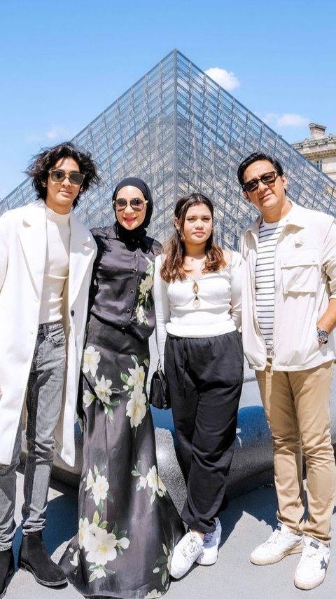 Nikmati Summer, 7 Foto Liburan Keluarga Andre Taulany Ke Paris dan Anak Sulungnya Absen