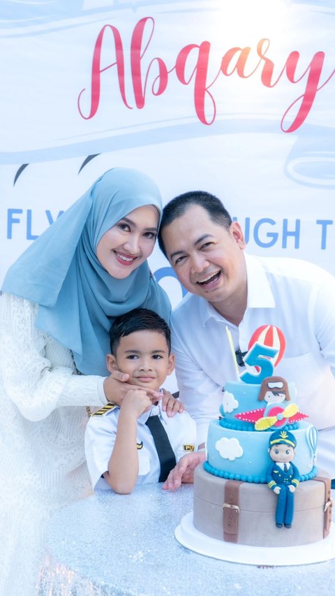 Potret Ganteng Abqary Anak Tommy Kurniawan di Perayaan Ulang Tahunnya, Pakai Seragam Pilot