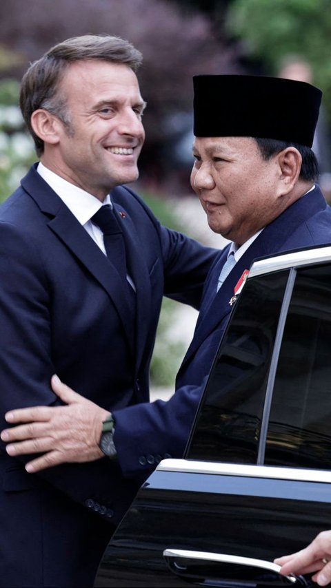 FOTO: Momen Prabowo Hadiri Jamuan Makan Malam Presiden Prancis Emmanuel Macron, Disambut Senyum dan Peluk Hangat