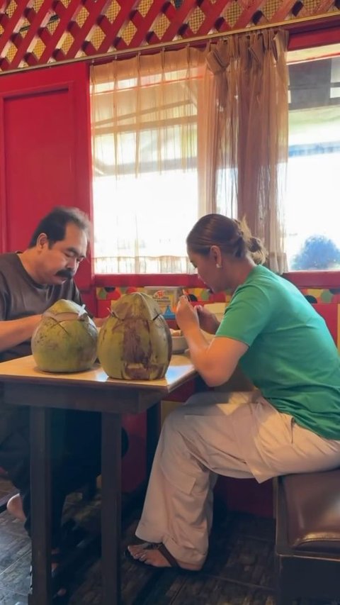 Kenang Masa Sulit, Potret Inul Daratista Sawer Pengamen saat Makan di Kedai Bakso Malang
