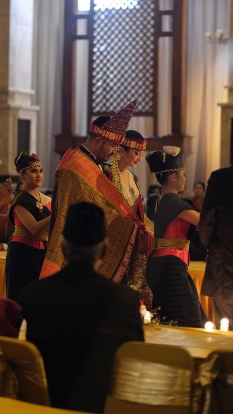 Serasi Banget, 8 Potret 'Pernikahan' Robby Purba dan Raline Shah Gunakan Adat Batak
