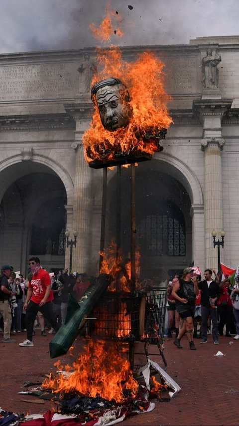 FOTO: Protes Kedatangan PM Israel, Pengunjuk Rasa Pro-Palestina di AS Bakar Boneka Netanyahu