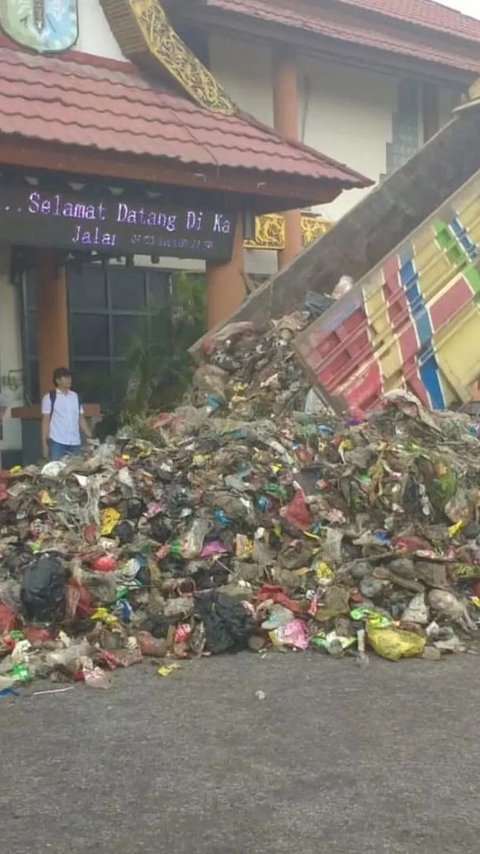 VIDEO: Viral Warga Kesal! Buang Gunungan Sampah Ke Kantor Pemerintah di Kalimantan