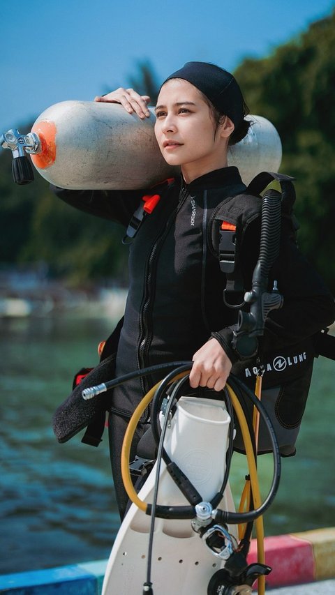 Portrait of Prilly Latuconsina Going Crazy Buying Diving and Fishing Equipment