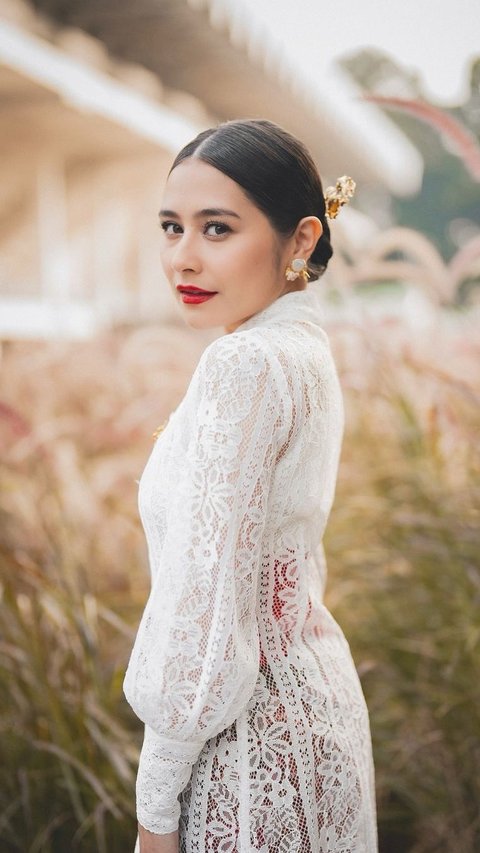 Prilly Latuconsina Showcases the Elegance of the Nona Kebaya from Manado that is Rarely Exposed