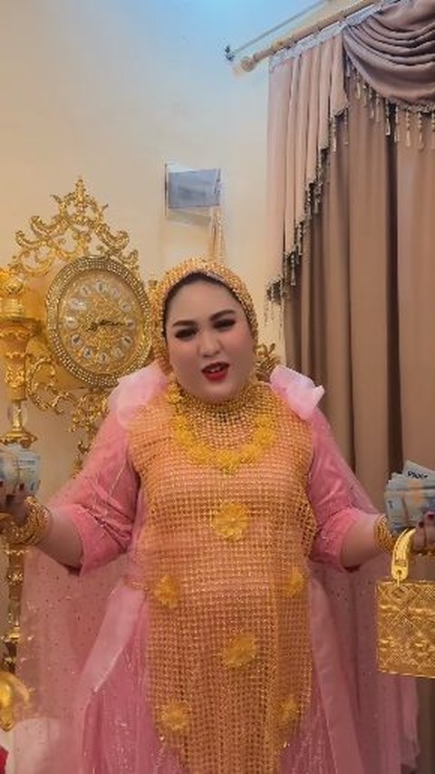 Gunakan Perhiasan Emas hingga 5 Kg saat Kondangan, Penampilan Wanita di Makassar Ini Jadi Sorotan