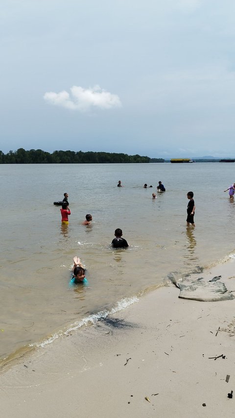 Pantai Pasir Mayang: Destinasi Wisata dengan Pasir Putih Nan Bersih