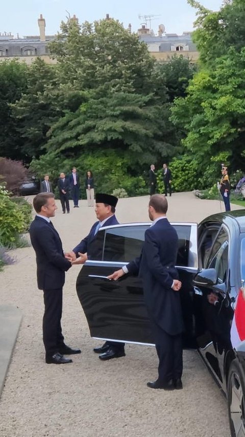 Prabowo Subianto Dipeluk Presiden Macron