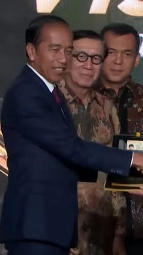 VIDEO: STY Terima Visa Emas Pertama, Jokowi 