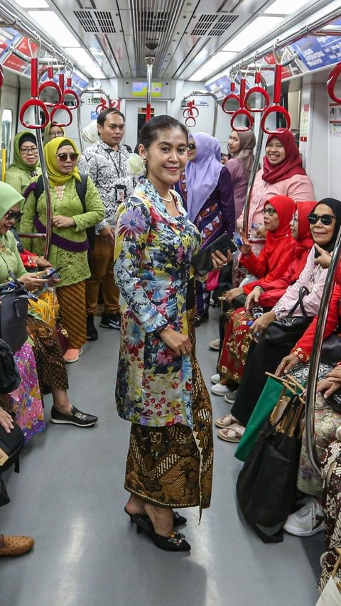 FOTO: Gaya Ratusan Wanita Ramai-Ramai Peringati Hari Kebaya Nasional di LRT Jakarta