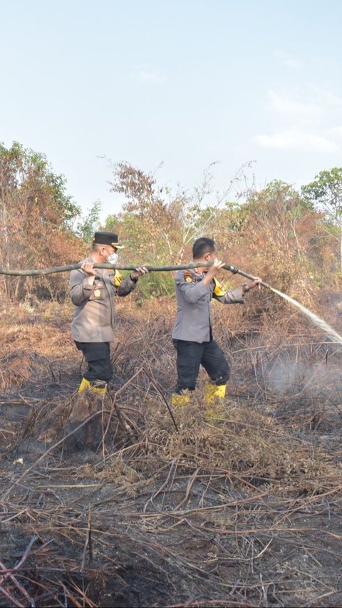 Polisi Bahu Membahu Lakukan Pendinginan Lahan Terbakar 312 Hektare di Riau