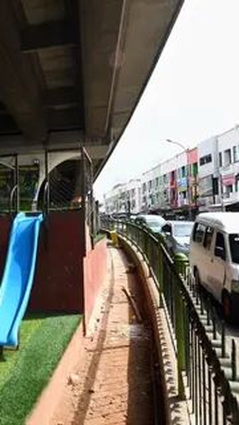 Viral! Video pemotor hampir tertimpa batu runtuh dari flyover Ciputat