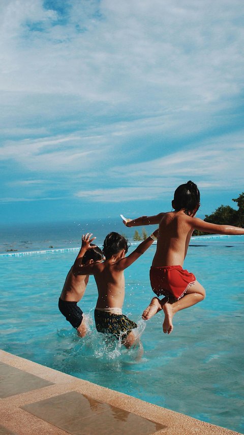 Apakah Berenang Bisa Meninggikan Badan? Begini Penjelasan Ilmiahnya