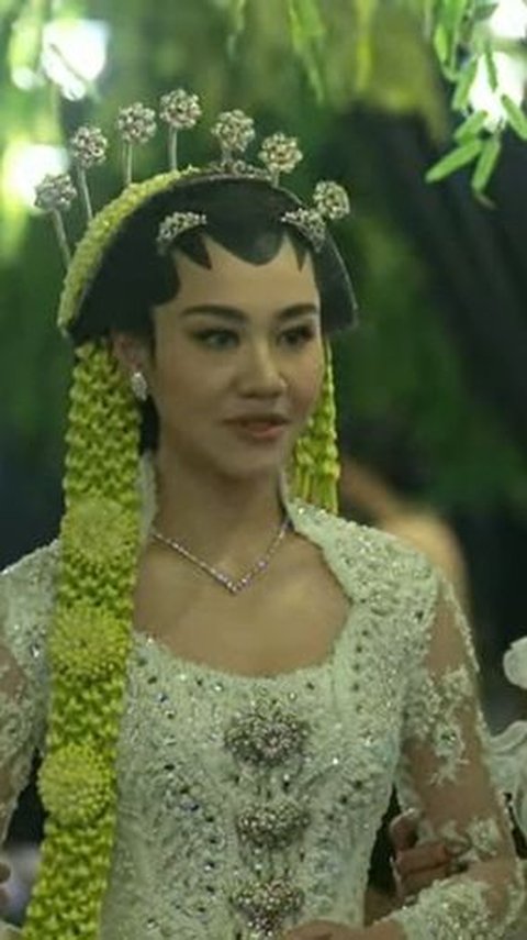 10 Potret Cantik Aaliyah Massaid di Akad Nikah - Aura Bahagia Memancar