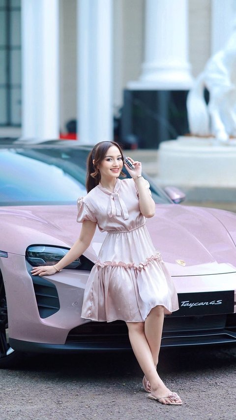 Portrait of Nanda Arsyinta Receiving a Limited Edition Car Gift from Her Husband, the Price is Jaw-Dropping