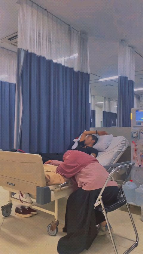 The Story of a Loyal Wife Accompanying Her Husband for Dialysis More than 900 Times Over 9 Years: 'If Possible, I Would Give Some of My Life'