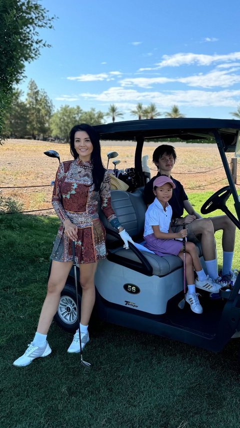 Portrait of Farah Quinn's Luxurious Lifestyle in the United States, Playing Golf with Her Children