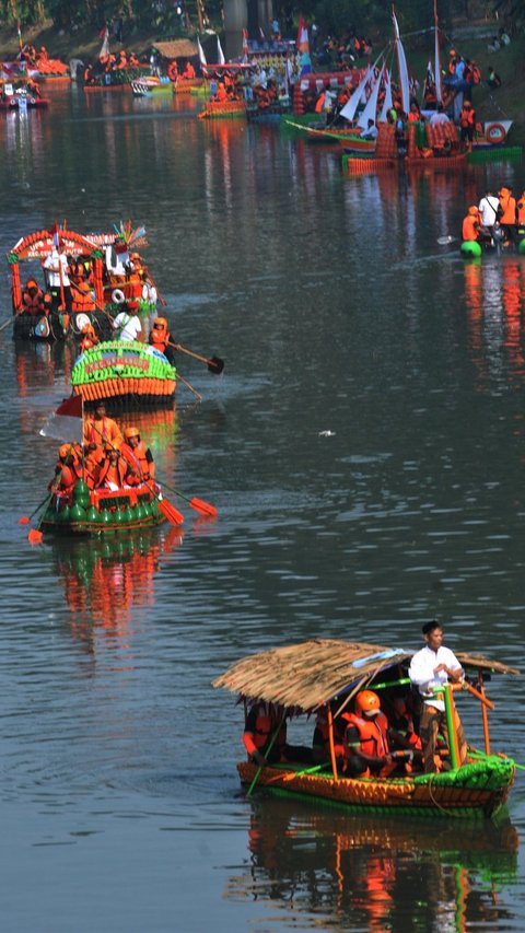 Festival Cilung: Perahu Botol Bekas Hiasi Kanal Banjir