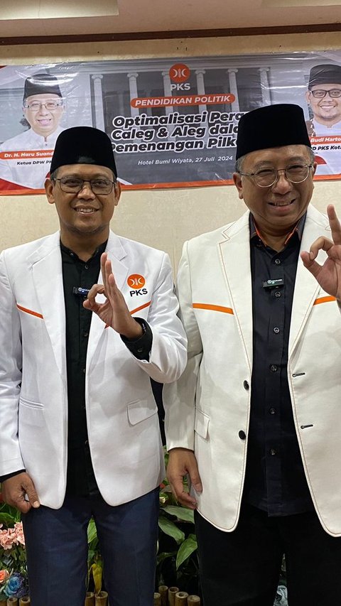 DPP PKS Serahkan SK Untuk Imam-Ririn Maju di Pilkada Depok 2024