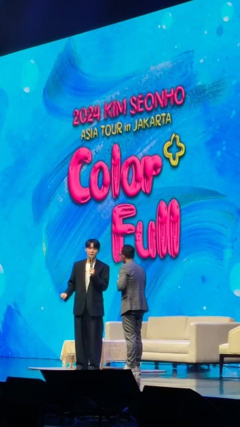 Potret Kocak Kim Seon Ho Ngakak Tiru Gaya di Gambar saat Fan Meeting, Pakai Jepit Gemas Hingga Pose dengan Apel