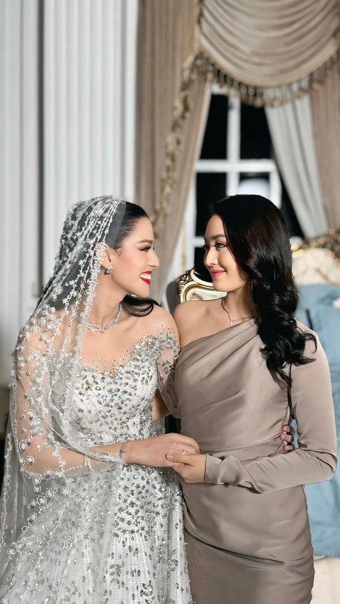 10 Potret Cantik Natasha Wilona saat Hadir di Acara Pernikahan Susan Sameh, Datang Bersama Partner Kondangan ini Sosoknya