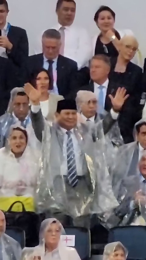 VIDEO: Prabowo Hujan-Hujanan, Berdiri Bangga Lambaikan Tangan ke Kontingen Indonesia di Paris