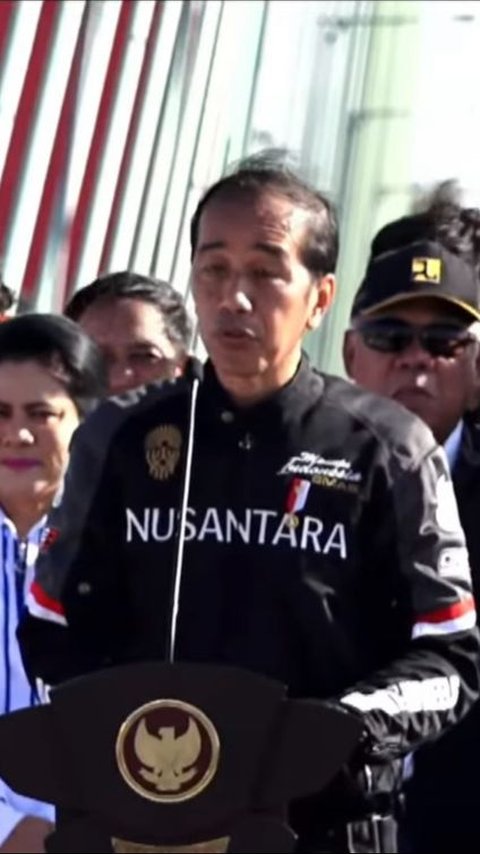 Resmikan Jembatan Penghubung IKN, Jokowi Naik Motor Bareng Influencer dan Artis