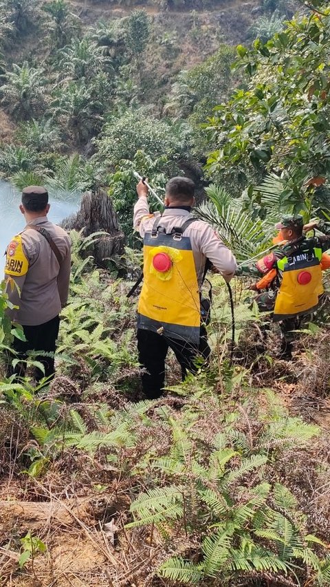 Gerak Cepat Polres Rohul Padamkan Kebakaran Lahan di Rokan IV Koto