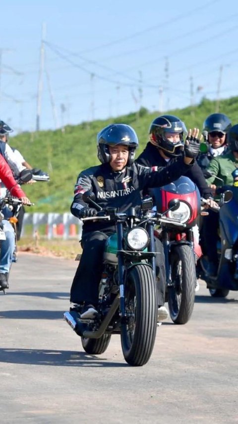 FOTO: Gaya Jokowi Motoran Bareng Raffi Ahmad hingga Gading Marten Jajal Tol IKN