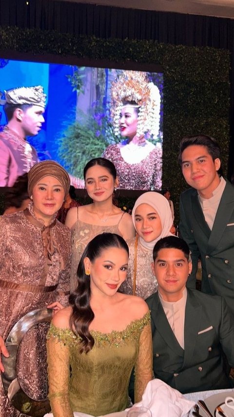 Kode Bunda Maia Terjawab, 8 Foto El Rumi dan Syifa Hadju Yang Terciduk Hadir Bersama di Resepsi Thariq-Aaliyah!