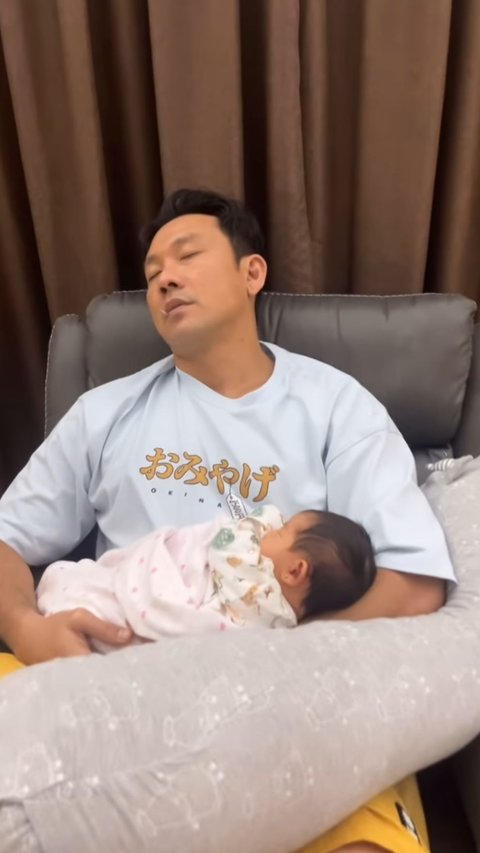 Kini jadi Ayah, ini Momen Denny Sumargo Gendong Baby Gabriella Sampai Ketiduran di Kursi