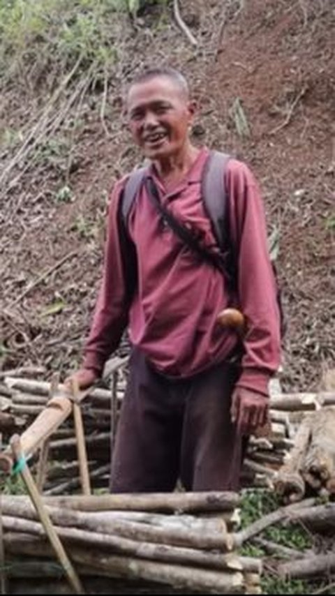 Pahit Getir Kehidupan Masyarakat di Kampung, Cari Uang Rp50 Ribu Jadi Kuli Panggul Kayu