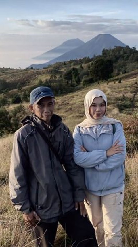 Bukan Bareng Pacar atau Sahabat, Wanita Ini Justru Mendaki Gunung Ditemani Ayah yang Berusia 65 Tahun