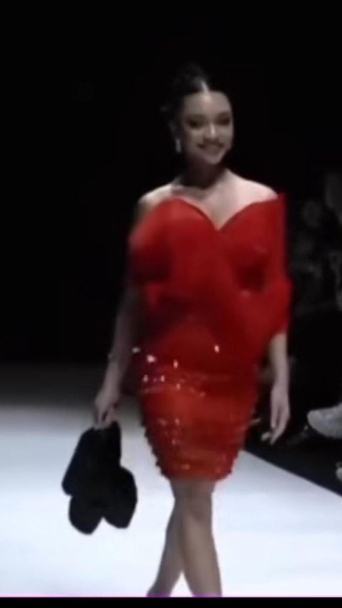 Sikap Profesional Naura Ayu saat Jatuh di Catwalk, Tenteng High Heels dan Kembali Melenggang Elegan