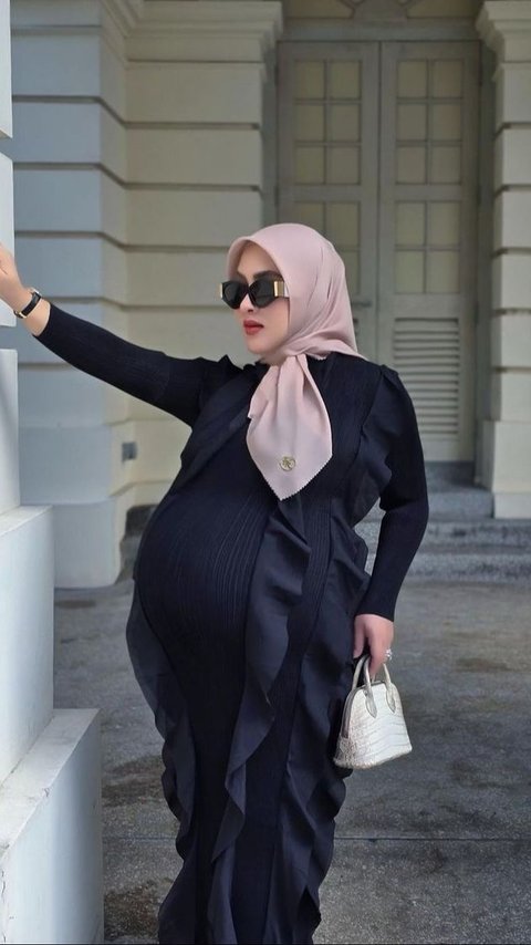 8 Potret Baby Shower dan Gender Reveal Syahrini, Dikejutkan oleh para Sahabat yang Datang ke Singapore - Bumil Cantik dan Sehat