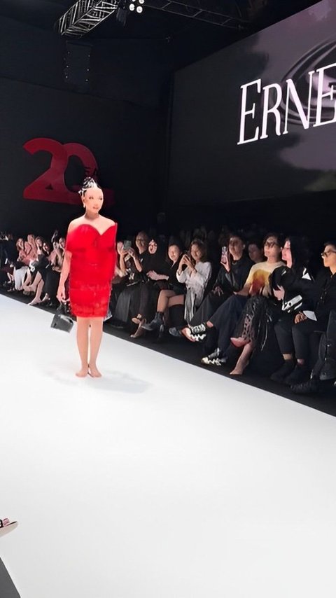 Naura Ayu Falls on the Catwalk, Still Slaying in High Heels