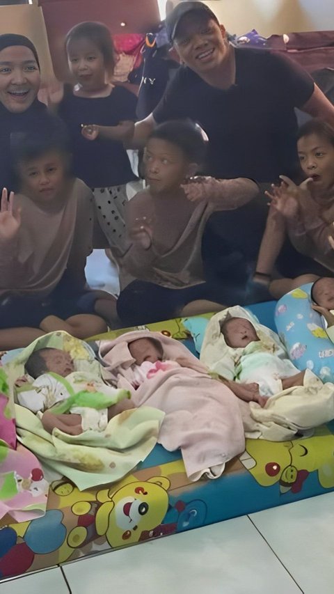 Exciting Portrait of the AIUEO Quintuplets Watching the A5 Twins in Indramayu