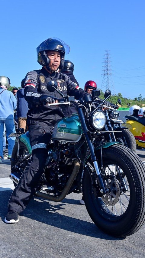 Jokowi's Relaxed Style Riding a Motorcycle to Dinner with Artists and Influencers in IKN