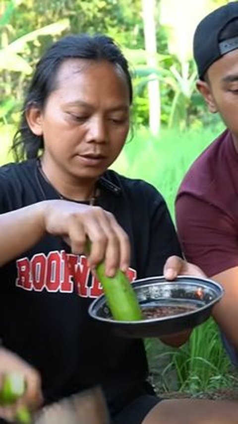 Ada-ada Saja Kelakuan Dede Inoen, Bikin Rujak Pakai Kapuk Randu Bikin Ngiler