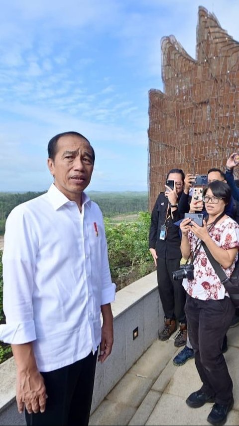 FOTO: Hari Kedua Ngantor di IKN, Jokowi Ajak Wartawan Keliling Kawasan Istana Kepresidenan