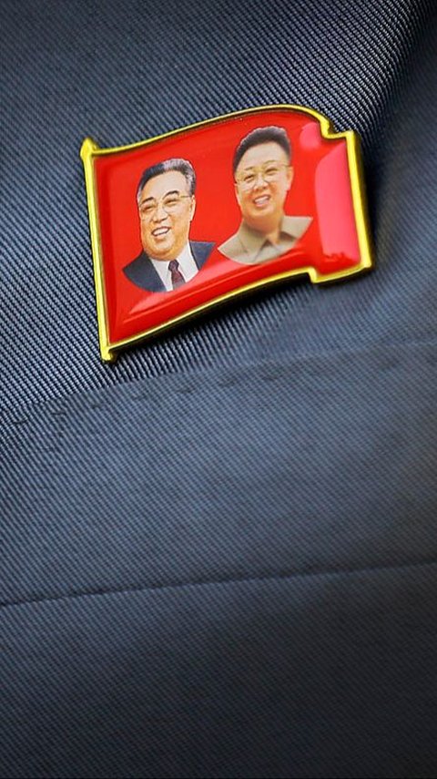 North Koreans Start Wearing Kim Jong Un Pins