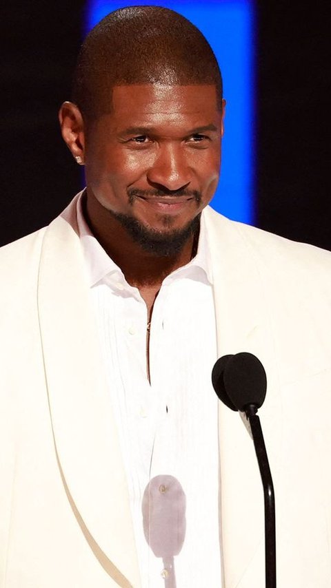 Usher Gives Touching Message While Accepting Award at BET Awards 2024