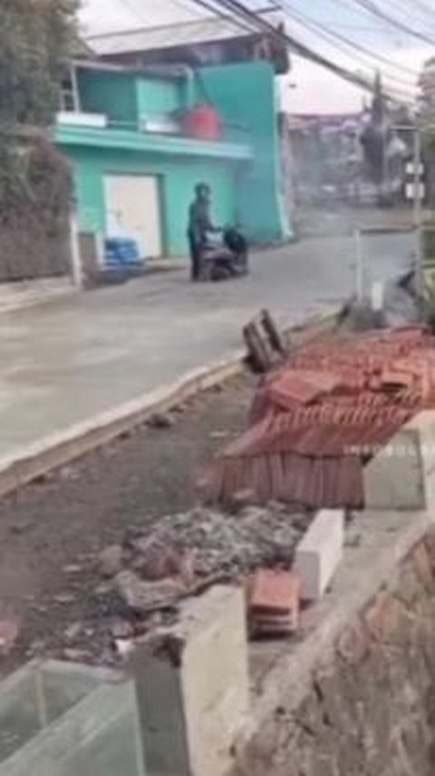 Viral Pemotor Nekat Terobos Jalan Baru Dicor di Bandung Barat, Endingnya Bingung Tak Dapat Bantuan